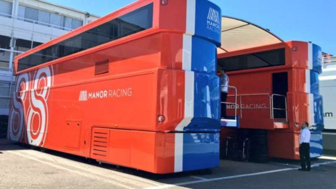 Mobil trailer Manor Racing milik Rio Haryanto (kiri)