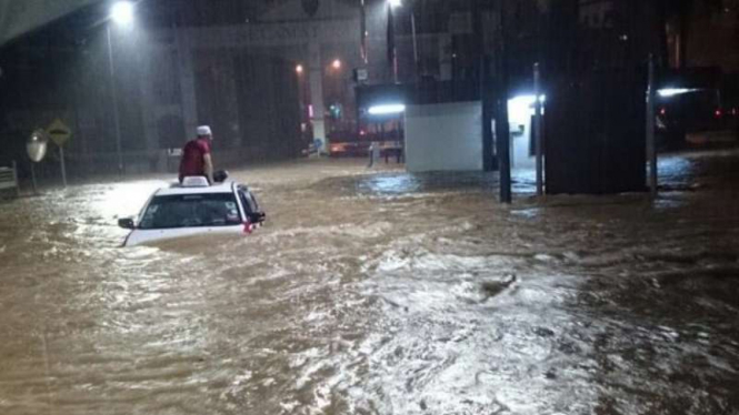 Sebuah mobil terendam depan gerbang Universitas Malaysia, Kuala Lumpur