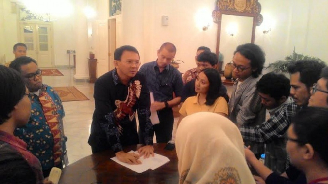 Gubernur DKI Jakarta, Basuki Tjahaja Purnama, bersama wartawan, Jumat, 13 Mei 2016.