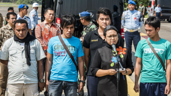 Menlu Retno Marsudi dan 4 WNI korban sandera Abu Sayyaf di Halim Perdanakusuma, Jakarta, Jumat (13/5/2016).