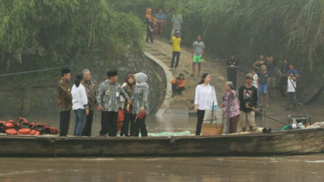 Menko PMK, Puan Maharani saar menyeberangi Sungai Bengawan Solo di atas getek