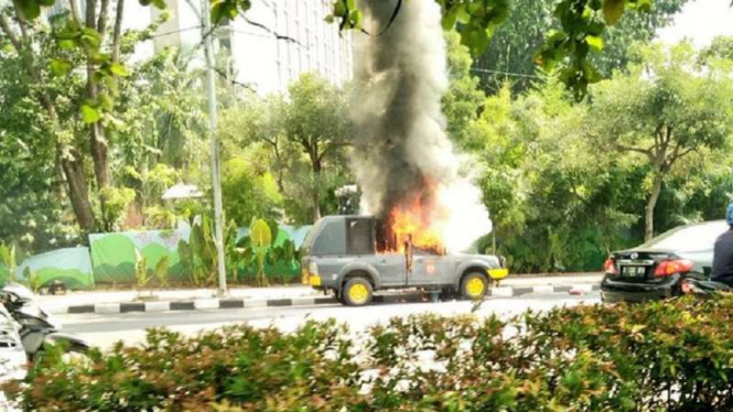 Mobil Polda Metro Jaya yang terbakar di Gatot Subroto, Jumat, 13 Mei 2016.