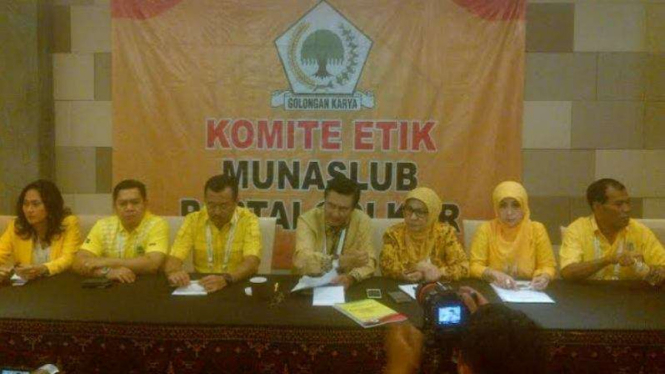Ketua Komite Etik Munaslub Partai Golkar, Fadel Muhammad, memberikan keterangan pers di Nusa Dua Convention Center, Bali, Jumat (13/5/2016).