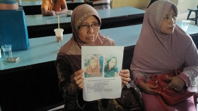Masmuni menunjukkan foto cucunya yang hilang, Jumat, 13 Mei 2016.