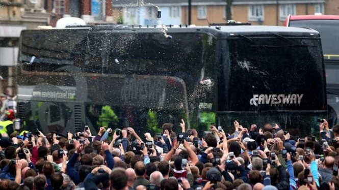 Bus tim Manchester United diserang suporter West Ham