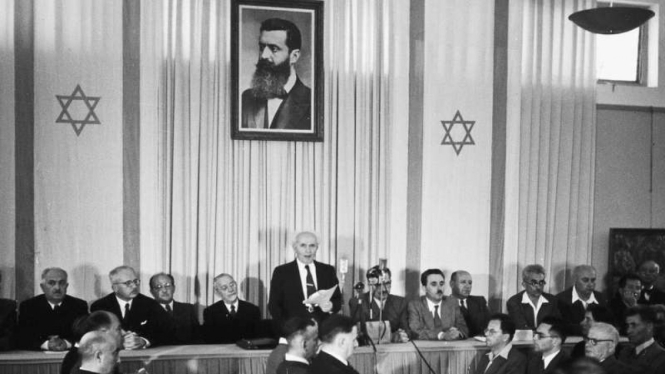 David Ben-Gurion (berdiri) mendeklarasikan berdirinya Negara Israel