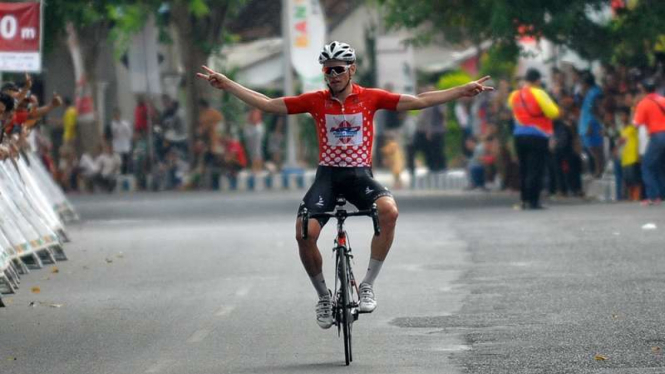 Pembalap Jason Christie berselebrasi setelah mencapai finis pertama di ITd