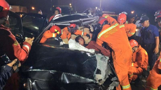 Kecelakaan melibatkan dua mobil di Jembatan 3, Penjaringan, Jakarta Utara.