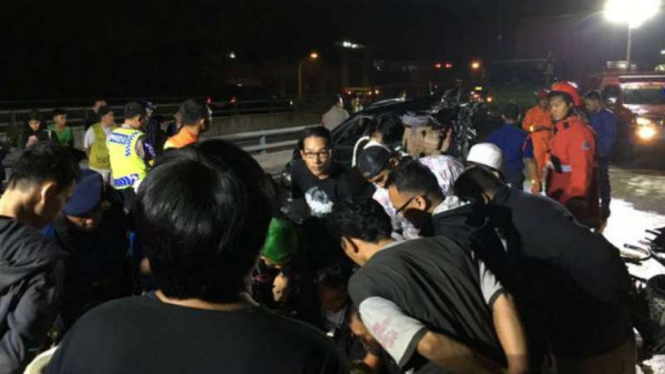 Kecelakaan melibatkan dua mobil di Jembatan 3, Penjaringan, Jakarta Utara.