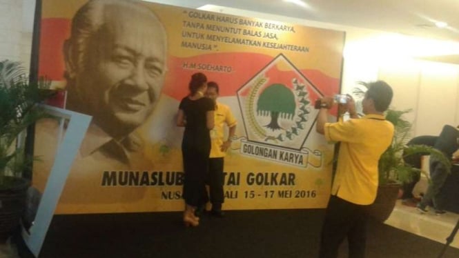 Foto Soeharto di salah satu panggung mini Munaslub Golkar