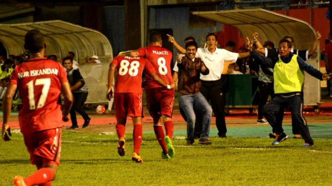 Pemain Semen Padang rayakan gol bersama Nil Maizar