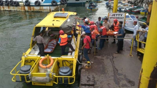 Proses evakuasi korban kecelakaan kapal di perairan laut Teluk Balikpapan Kalimantan Timur, Sabtu (14/5/2016)