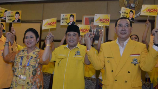 Tommy Soeharto bergandeng tangan dengan Calon Ketua Umum Partai Golkar Ade Komarudin didampingi Siti Hediati di Munaslub Partai Golkar, Nusa Dua, Bali, Jumat (13/5/2016)