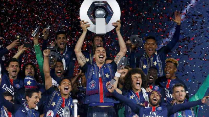 Mantan pemain PSG, Zlatan Ibrahimovic (tengah) saat merayakan gelar Ligue 1.