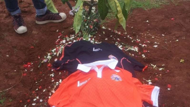 Dua jersey Persija di Makam Fahreza, Minggu, 15 Mei 2016.