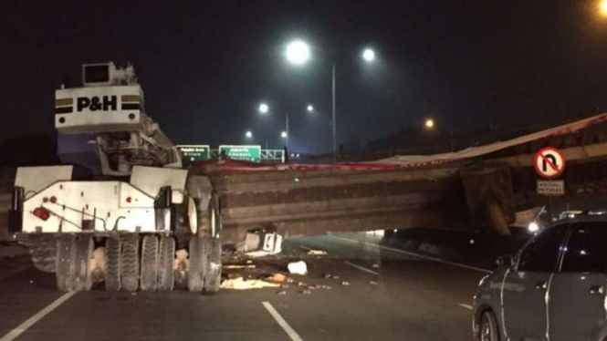 Jembatan penyeberangan di tol arah BSD ambruk tertabrak truk, Minggu malam (15/5/2016). 