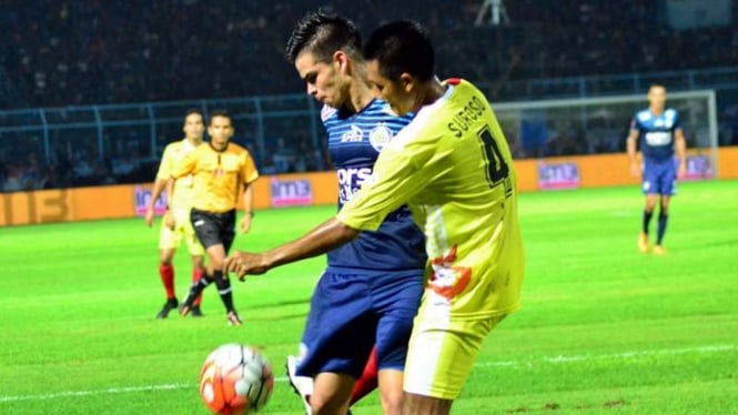 Striker Arema, Giron Marulanda ditempal ketat bek Bhayangkara Surabaya United