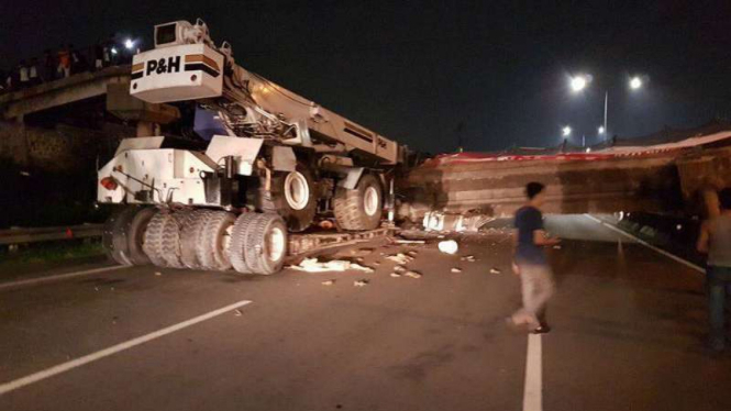 Jembatan penyeberangan orang di Tol BSD ambruk