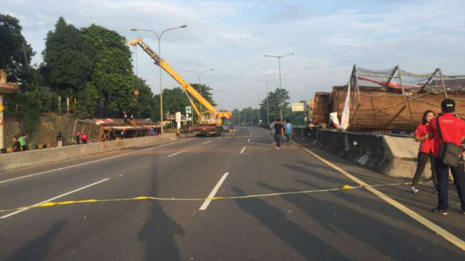 Proses evakuasi jembatan ambruk di tol BSD