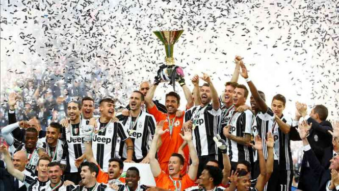 Juventus merayakan gelar Scudetto Serie A 2015-16