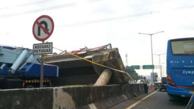  Proses evakuasi jembatan penyeberangan orang (JPO) yang ambuk di KM 7 