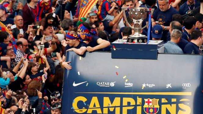 Para pemain Barcelona rayakan keberhasilan juara La Liga