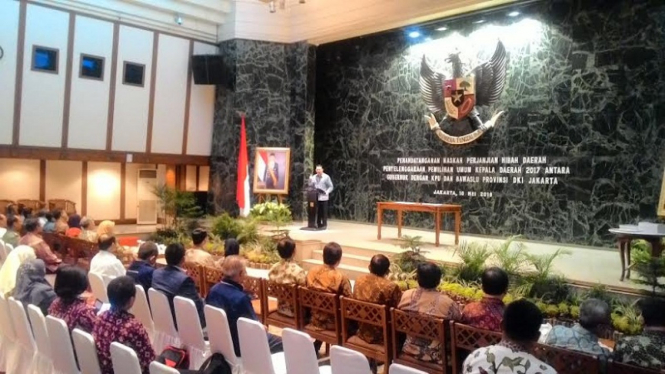 Gubernur DKI Jakarta, Basuki Tjahaja Purnama dalam acara hibah dana KPU.