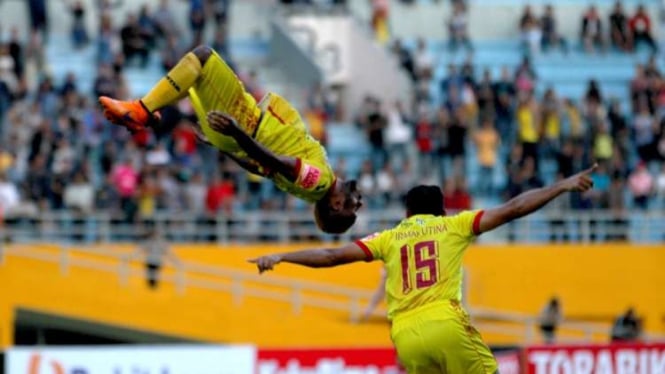 Selebrasi pemain Sriwijaya FC, Yohanis Nabar, usai cetak gol