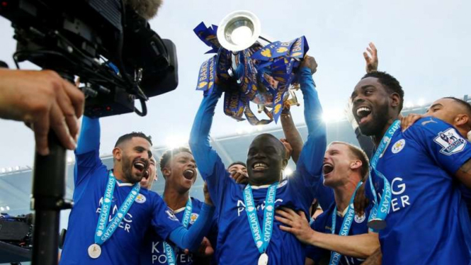 Pemain Leicester City, N'Golo Kante, angkat trofi Premier League