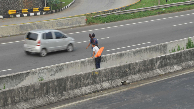 Pasca Robohnya JPO di Tol JORR Warga Menyebrang Lewat Jalan Tol