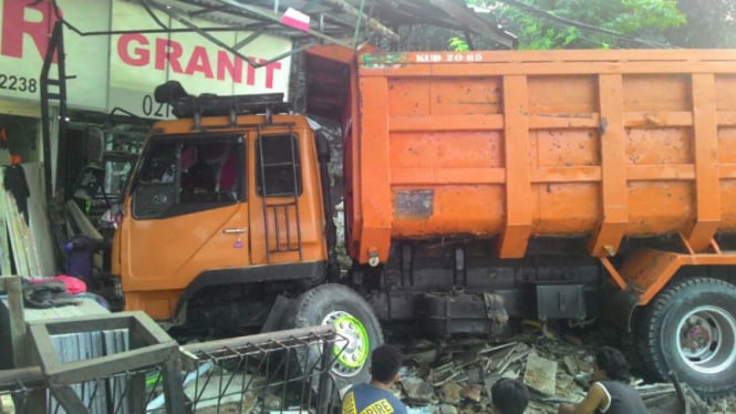 Truk menabrak motor dan toko di Depok