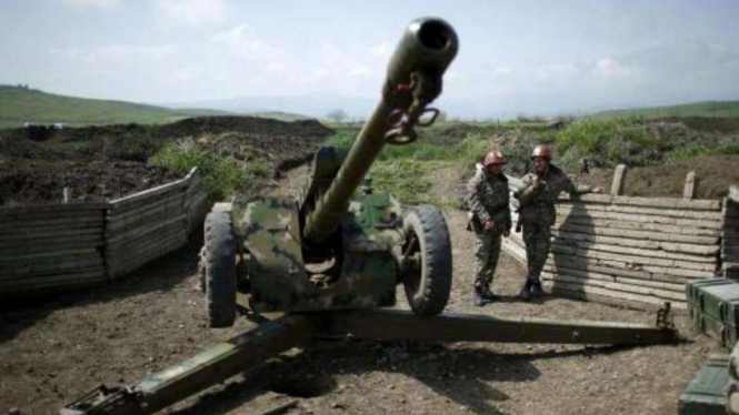 Dua personel tentara Armenia tengah bersiaga