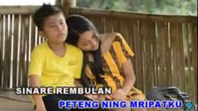  Cuplikan adegan video klip Tembang Tresno yang dinyanyikan penyanyi cilik Ariel Mahesa. Bocah ini menyanyi didampingi seorang perempuan, namun beradegan seperti orang dewasa.
