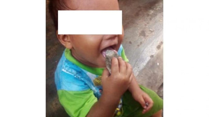 AL 2 tahun, bocah pemakan batu dan semen di Kota Palembang, Selasa (17/5/2016). Meski kerap mengkonsumsi batu dan semen bayi ini tidak pernah menderita sakit.