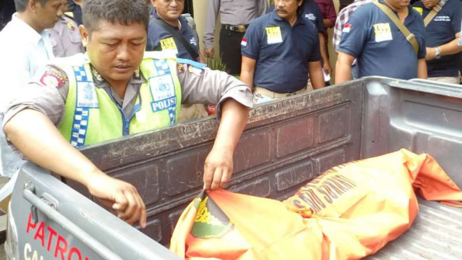 Polisi mengevakuasi jenazah dari lokasi kecelakaan di Depok.