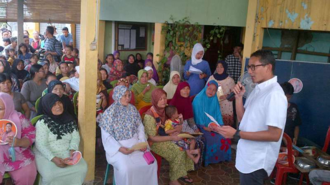Bakal calon gubernur DKI Jakarta Sandiaga Uno menemui warga Bukit Duri