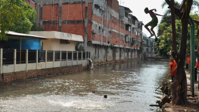 Kurangnya Lahan Bermain Sungai Jadi Favorit Anak-Anak Berenang Sepulang Sekolah