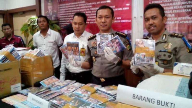 Polda Metro Jaya rilis barang bukti VCD porno, Rabu (18/5/2016).