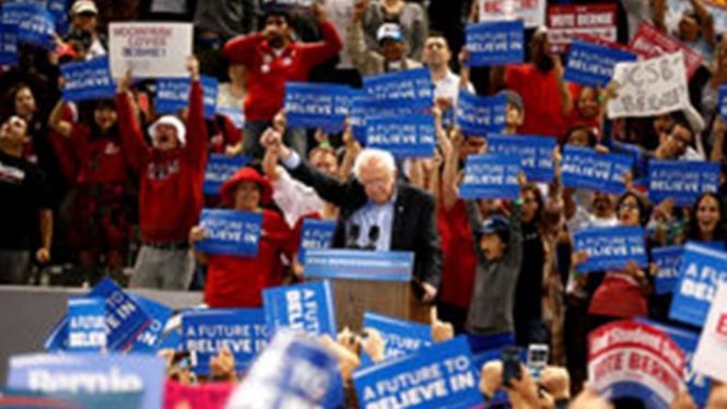 Kandidat capres AS dari Partai Demokrat Bernie Sanders di antara pendukungnya.