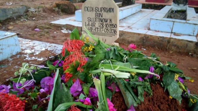 Pemakaman Musisi Deddy Dores di TPU Poponclot, Desa Cijeler, Kecamatan Situraja
