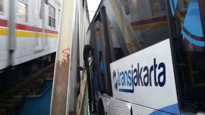 Bus TransJakarta tertabrak keret api di kawasan Gunung Sahari, Kamis subuh.