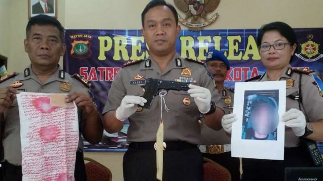 Kapolresta Depok, AKBP Harry Kurniawan saat gelar barang bukti begal bersenpi yang mengganggu keamanan kota Depok.