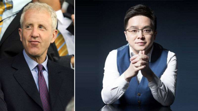 Randy Lerner (kiri) dan pemilik baru Aston Villa Tony Jiantong Xia (kanan)