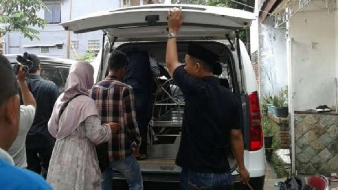 Jenazah Rasqa saat diturunkan dari ambulans