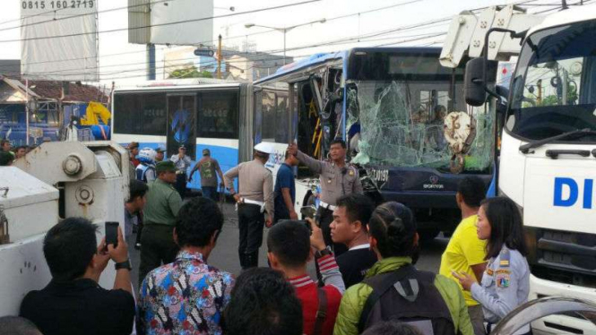 Bus TransJakarta yang tertabrak kereta di pintu perlintasan Pademangan