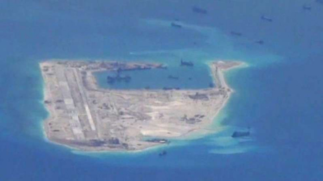 Puluhan kapal keruk China di sekitar Pulau Spratly yang menjadi sengketa.