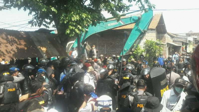 Penggusuran permukiman warga Kebonharjo Semarang oleh aparat TNI/Polri ricuh, Kamis (19/5/2016).