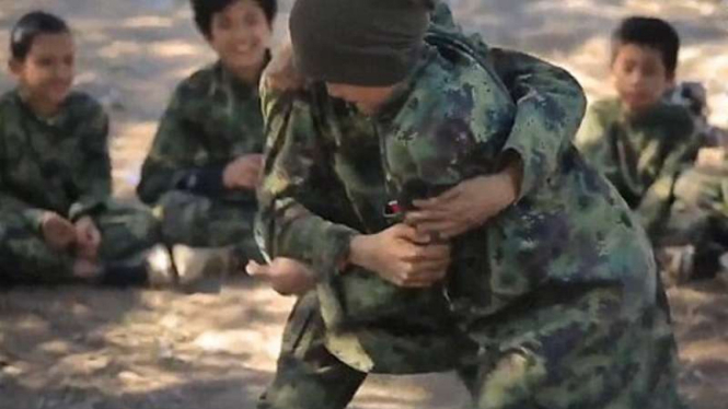 Anak-anak yang dilatih militer oleh ISIS.
