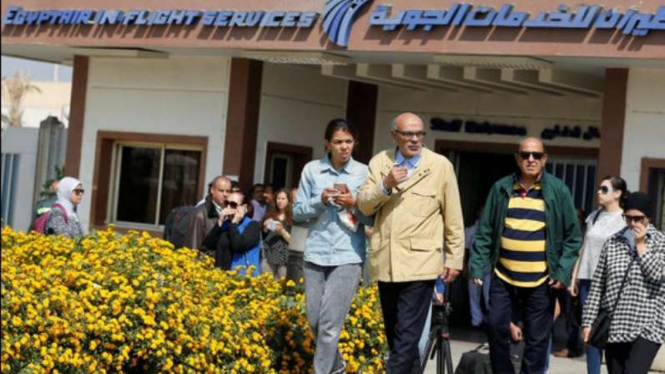 Keluarga korban pesawat EgyptAir yang hilang mendatangi kantor maskapai di Mesir. 