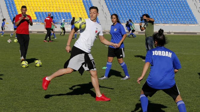 Mesut Oezil latihan bersama timnas wanita U-17 Jordania